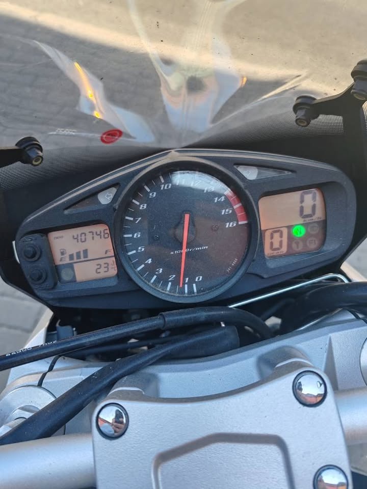 Suzuki GSR 600 - 5