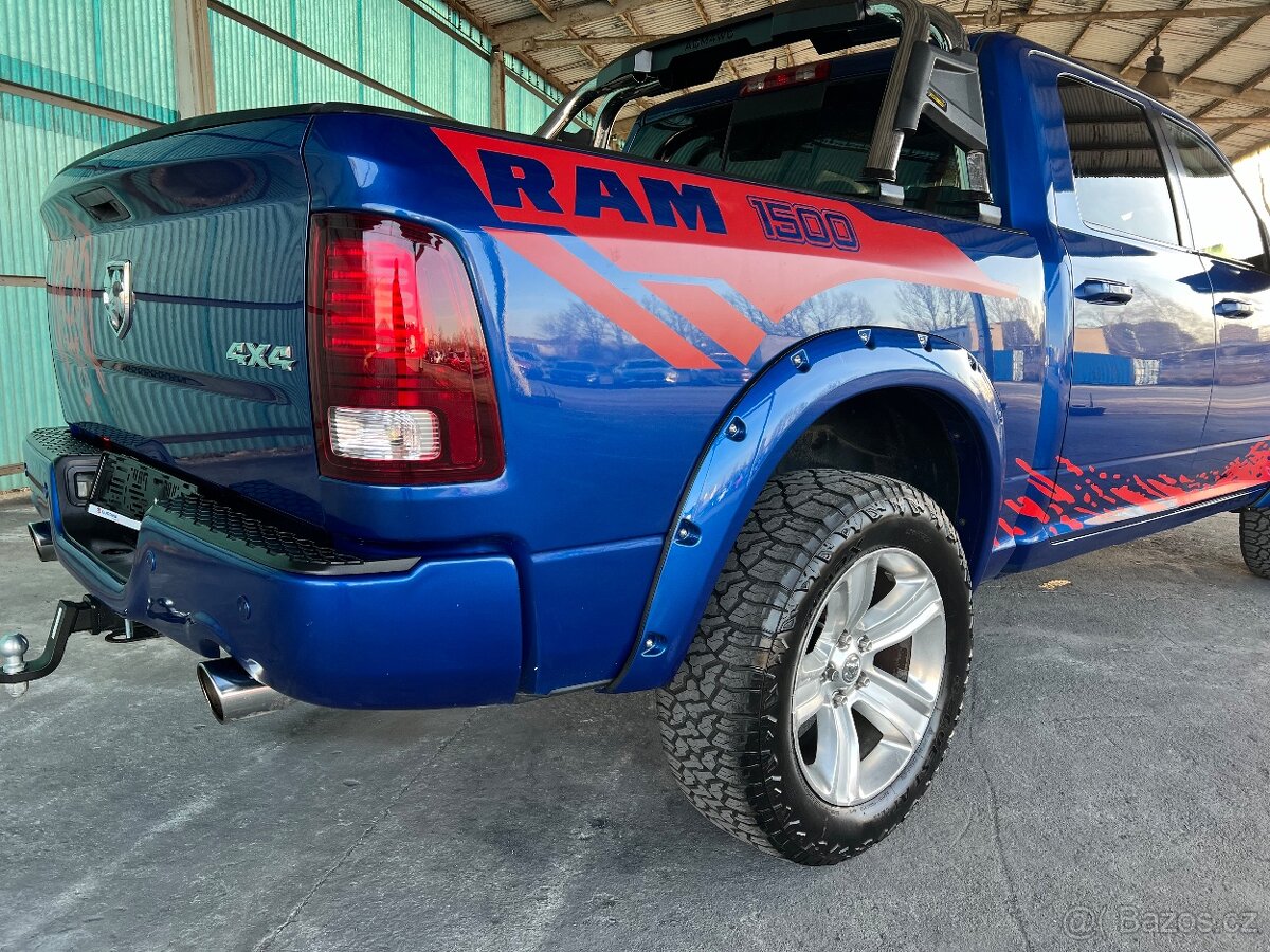 DODGE RAM 5.7 HEMI 4X4 model roku 2015