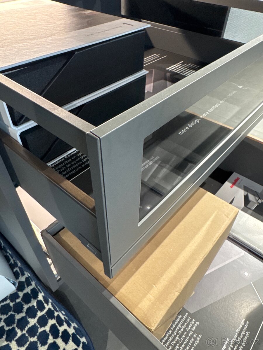 skříňka prosklená se šuplíky - 5