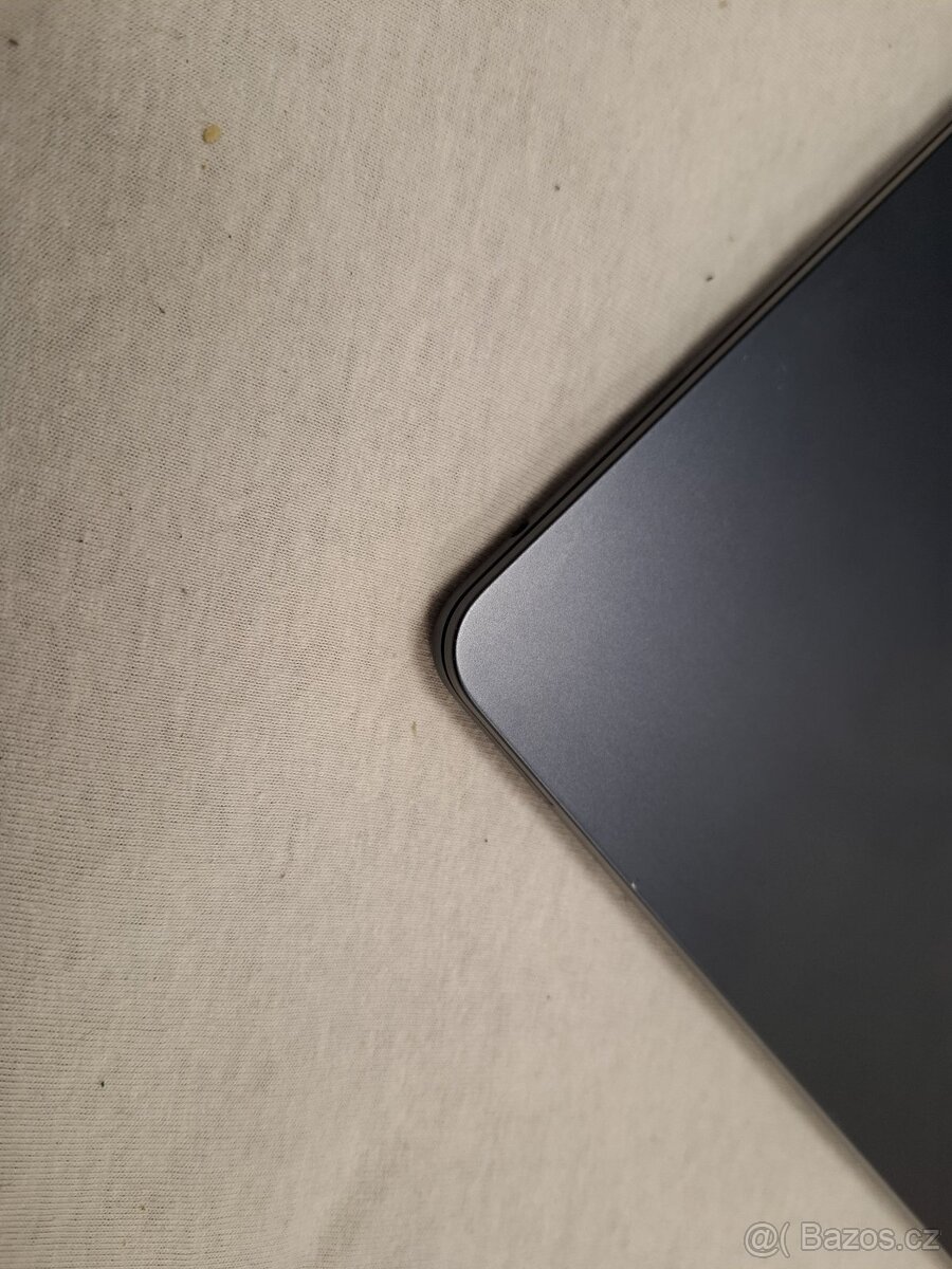 Macbook Air 13 palců M2 chip 8 GB RAM 256 SSD - 5