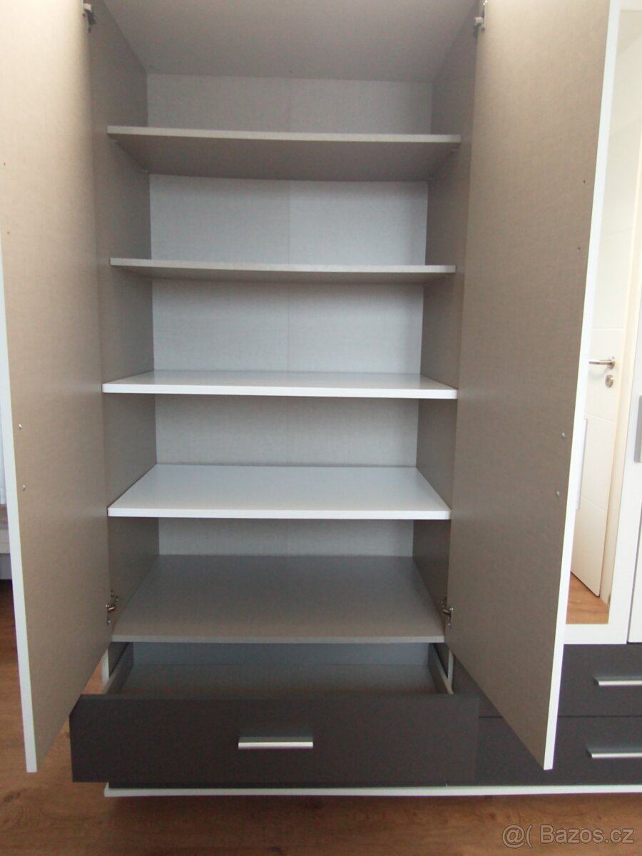 Šatní skříň se zrcadly - 5