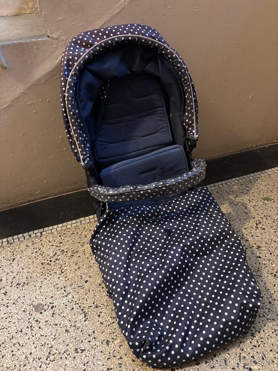 Houpací proutěný kočár - 5