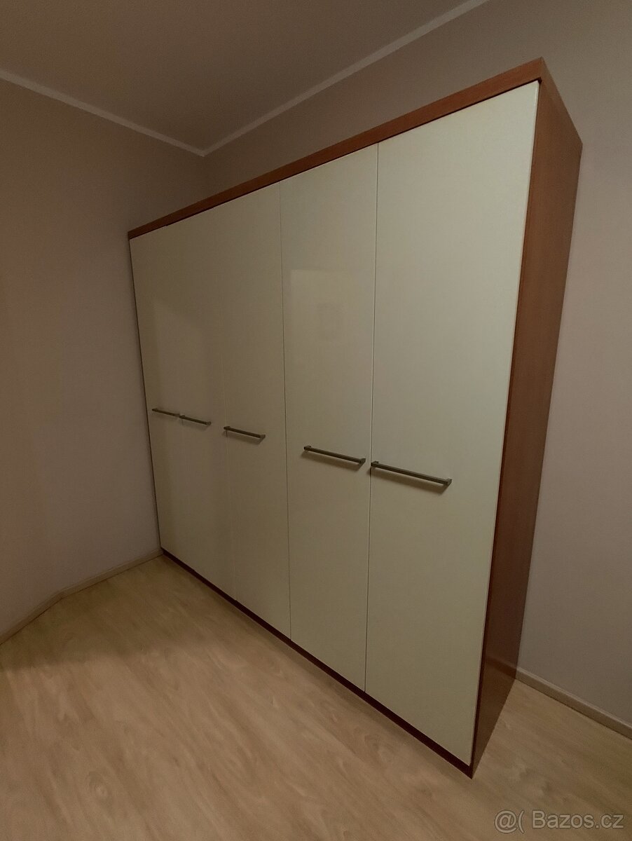 Moderní ložnice v lesku a dřevu - 5