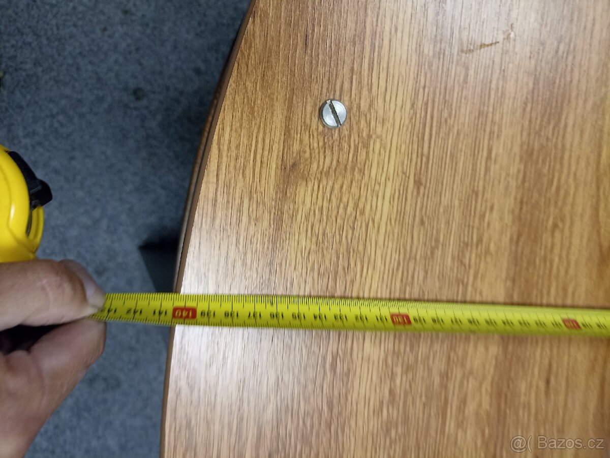 Větší kulatý stůl. - 5