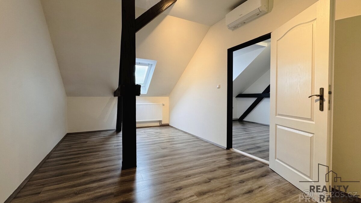 Pronájem prostorného podkrovního bytu 3+1 v Hodoníně – ulice - 5