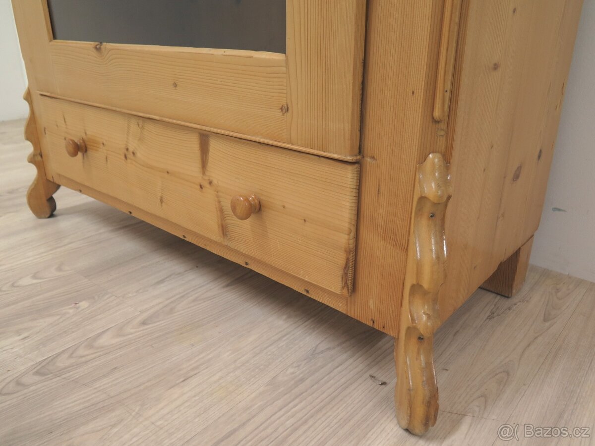 Krásná vitrína s vyřezávanou ozdobou - 5