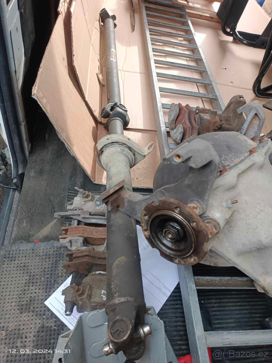 Díly z auta. Humvee M998, Hummer H1