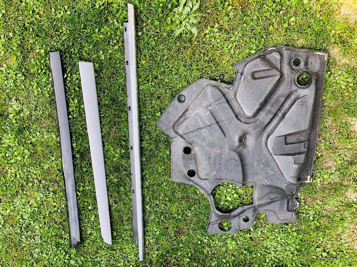 Pravé zadní okno, vnitřní plast dveří(tapec) Audi A4 2007 - 5