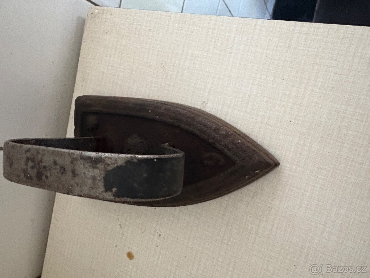 stara tezka retro žehlička - 5