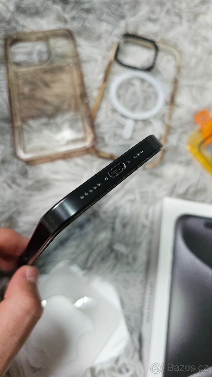iPhone 15 Pro černý titán 128gn - 5