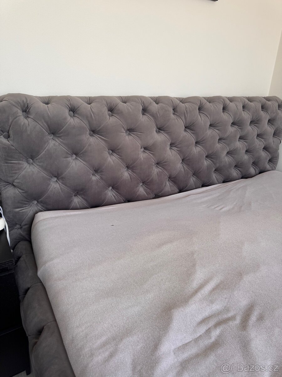 Manželská postel KARE Design - 5