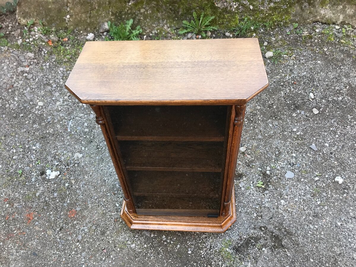 Prosklený regál. - 5