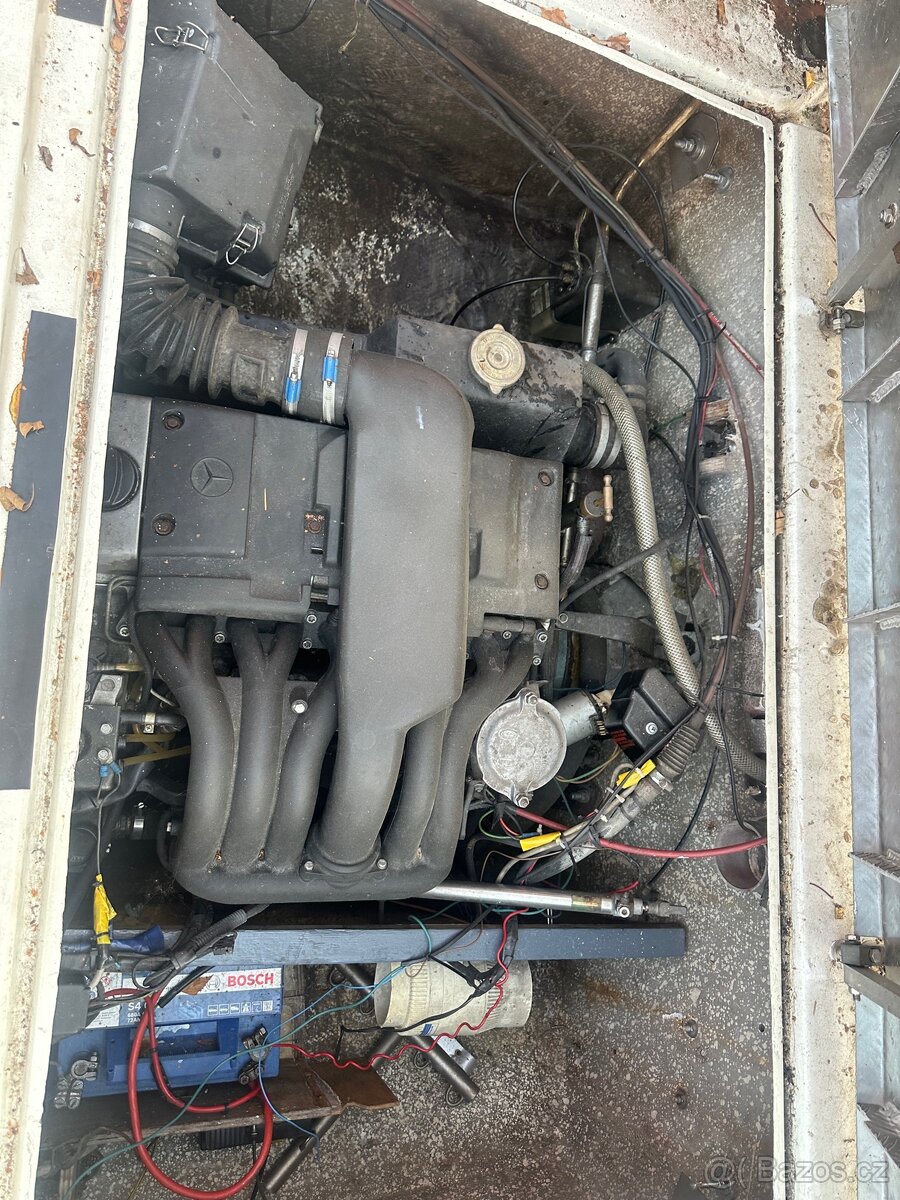 Motorový člun s kajutou - 5