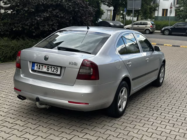 Škoda Octavia II 1.6 16V Facelift Kůže ALU kola Tažné - 5