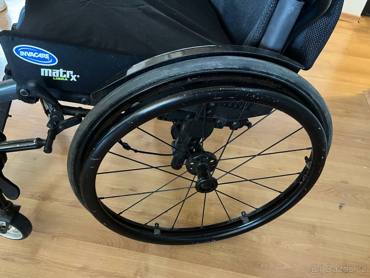 Velka SLEVA Skládací švýcarský invalidní vozík s pohonem - 5