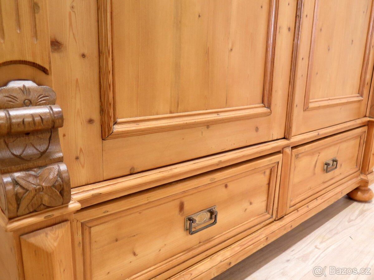 Starožitná zdobená skříň - 5