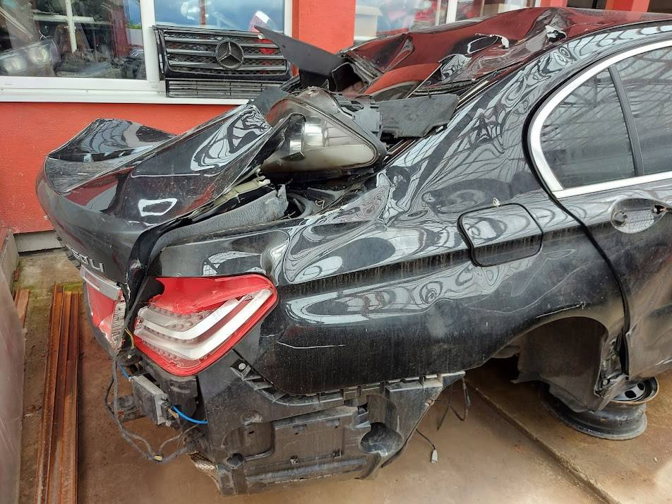 BMW 7 F01 interiér, sedačky s TV - 5