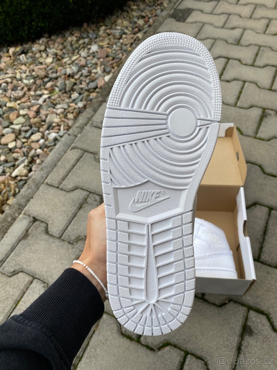 Jordan 1 Mid Triple White Bílá, velikost 42 - 5
