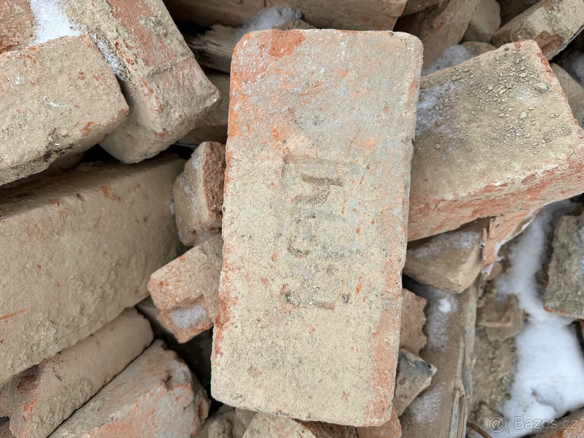 Prodám staré očištěné cihly a dřevěné trámy - 5