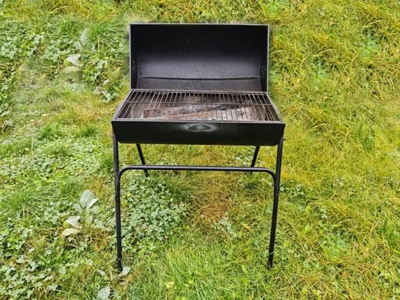 Venkovní gril na dřevěné uhlí. - 5