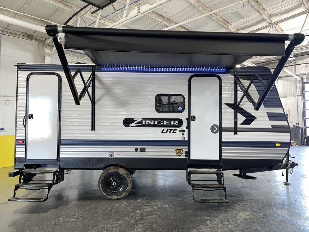 Americký obytný přívěs Zinger 18DS Výsuv DPH - 5