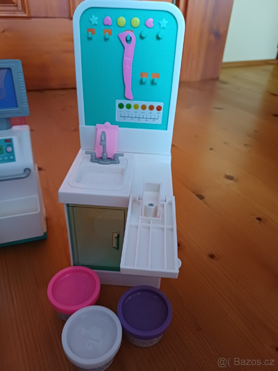 Barbie Mattel klinika, lékařka - 5