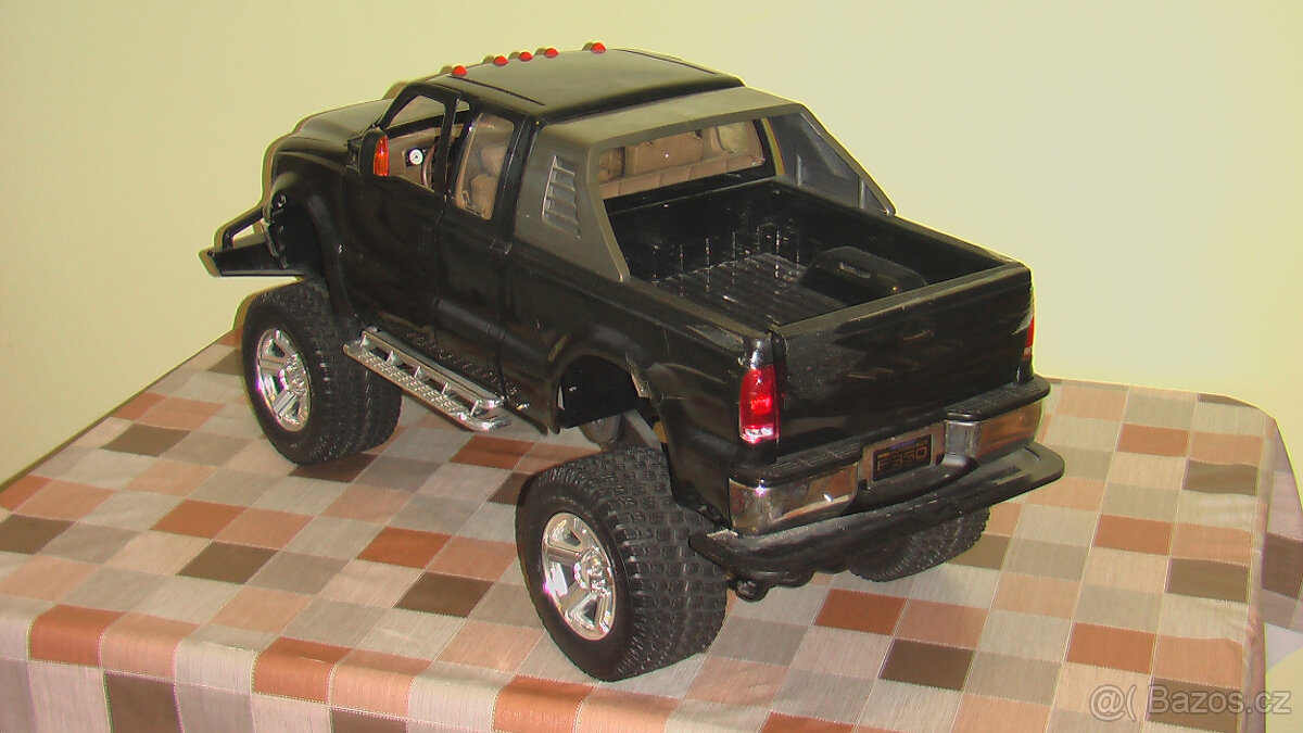 KRÁSNÉ DVĚ AUTA - JEEP a FORD - 5