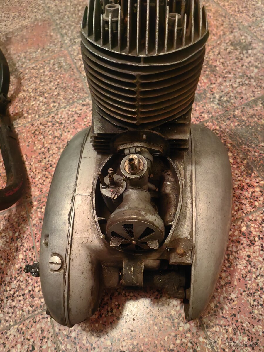 Jawa perak zbrojovka rám a motor - 5