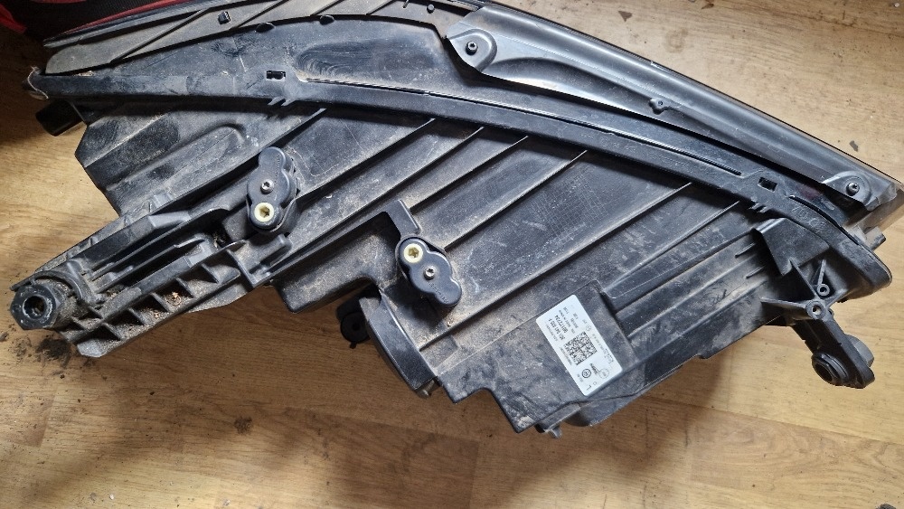 VW Passat B8 , kapota lampy blatníky výztuha pr. světlo - - 5