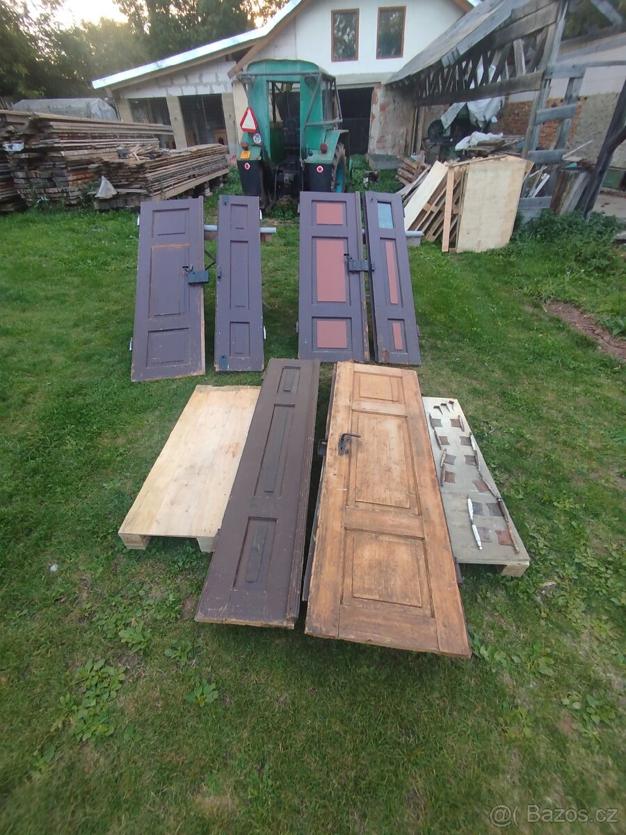 Prodám staré dvoukřídlé dřevěné dveře se starým kováním - 5