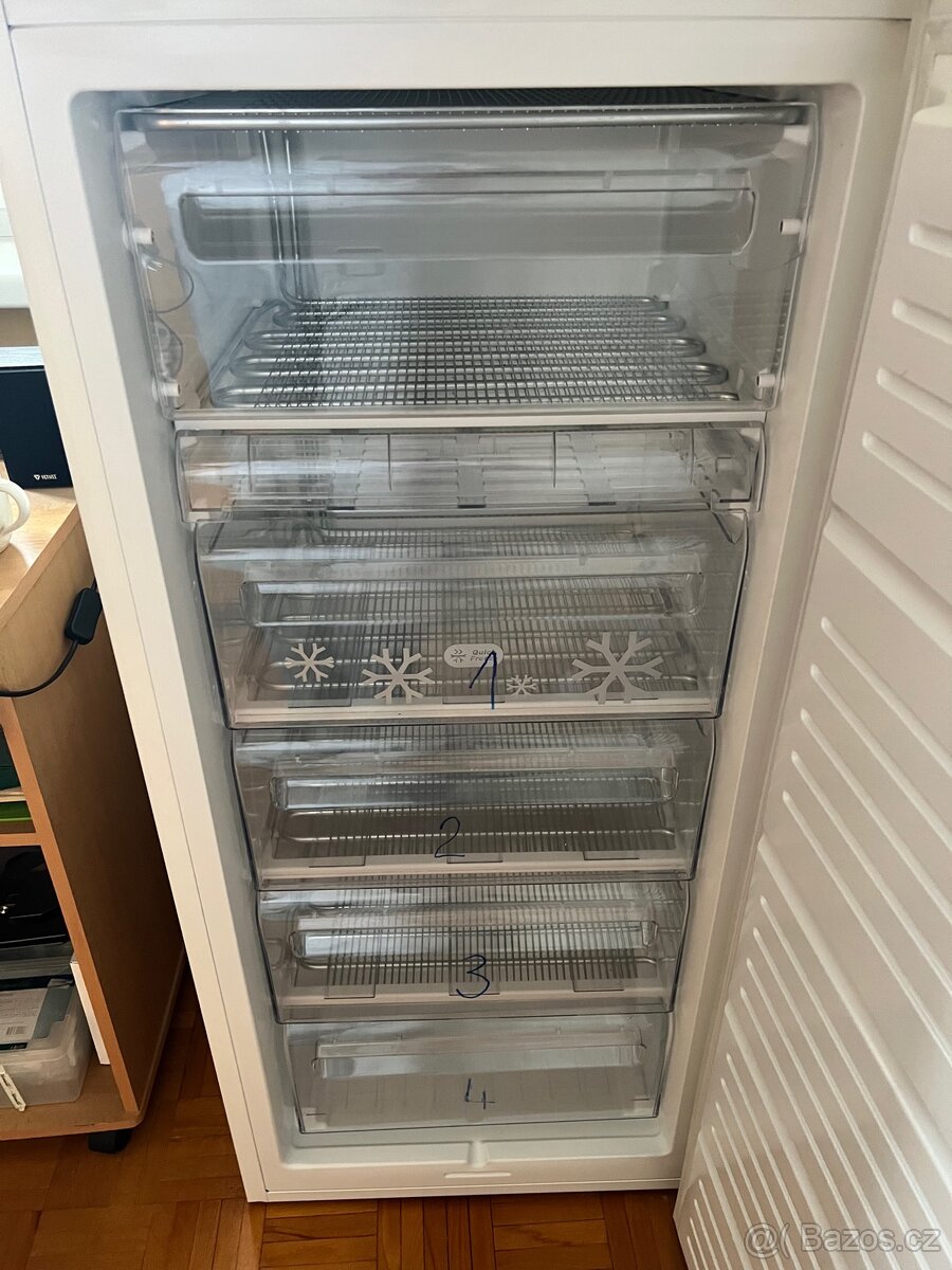 Prodám mrazák Zanussi ZFU19400WA – výborný stav - 5