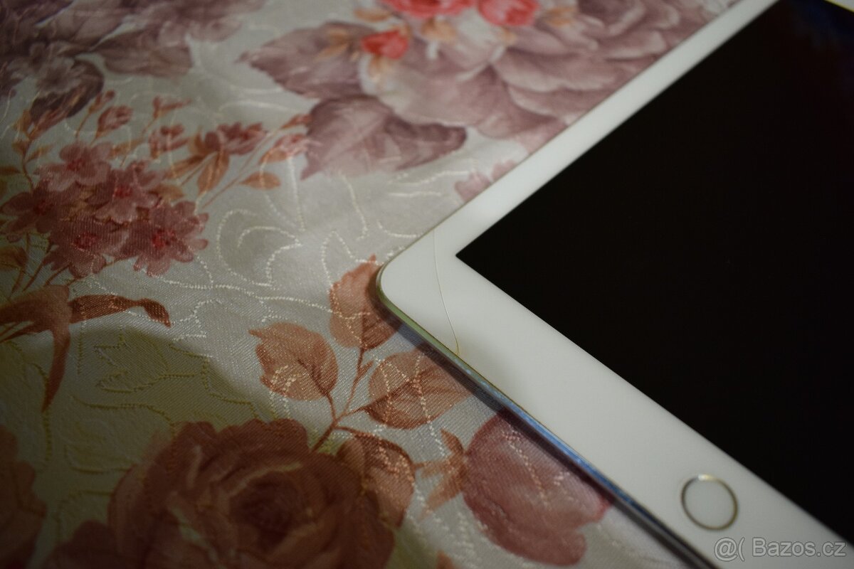 Apple iPad Pro 9.7-inch - A1673, 2016 (Wi-Fi Only) 32GB (3) - 5