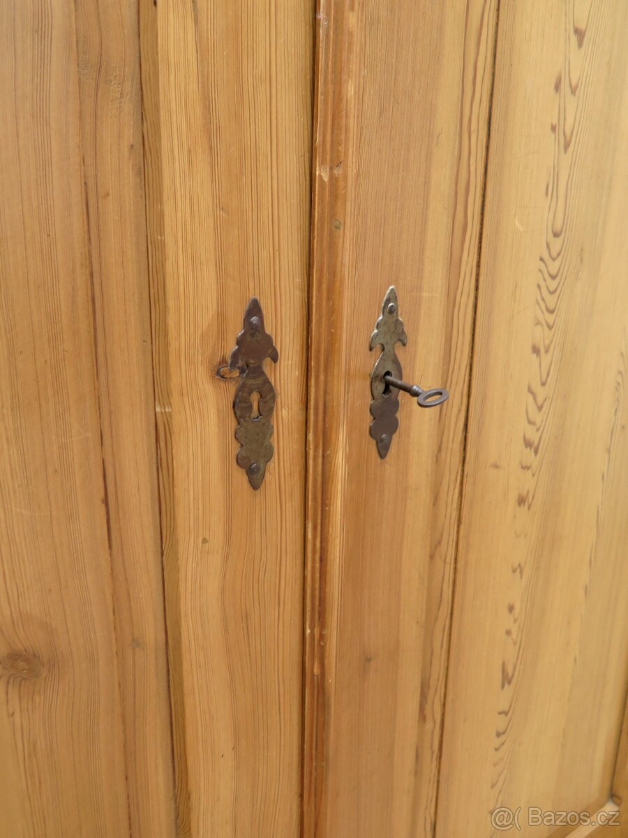 Starožitná šatní skříň - 5