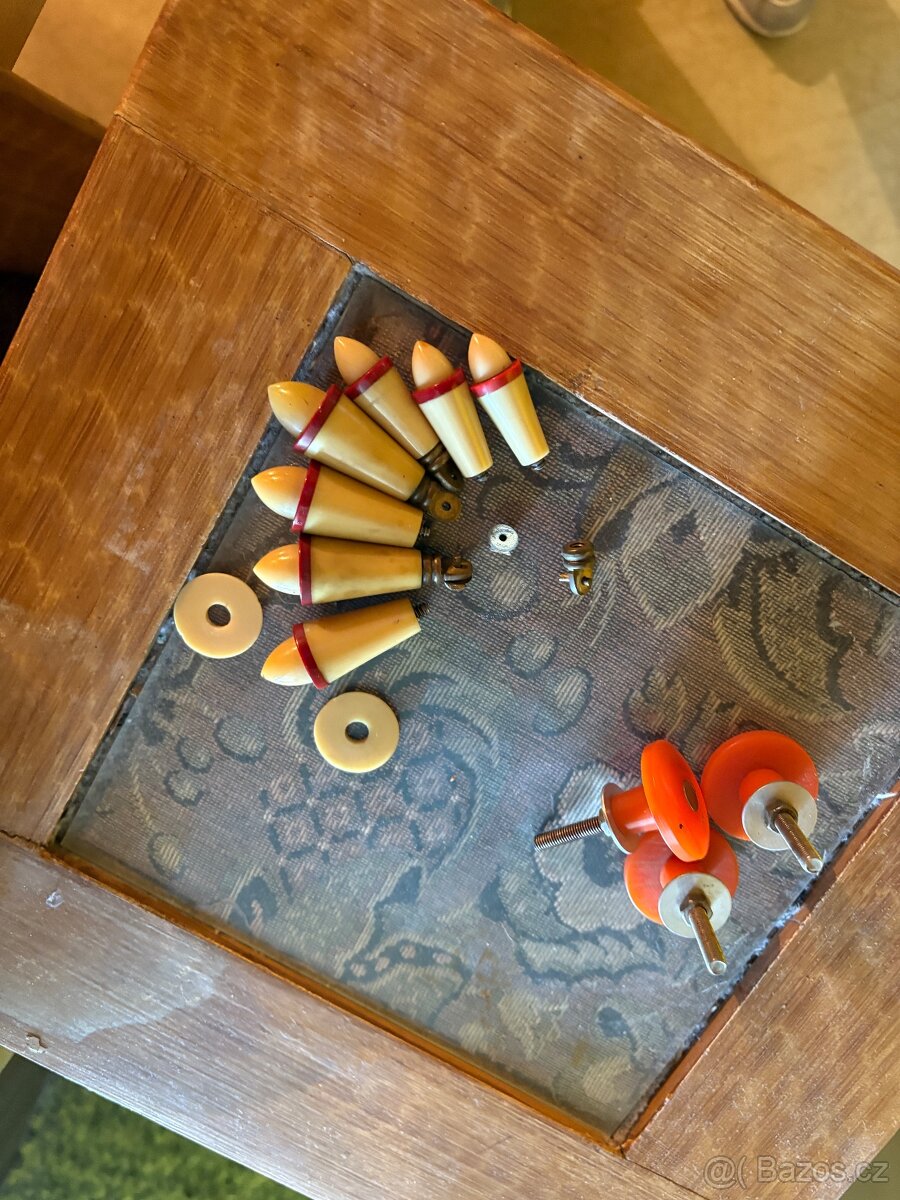 zrcadlo/ toaletni stolek se zrcadlem a 2 nocni stolky - 5