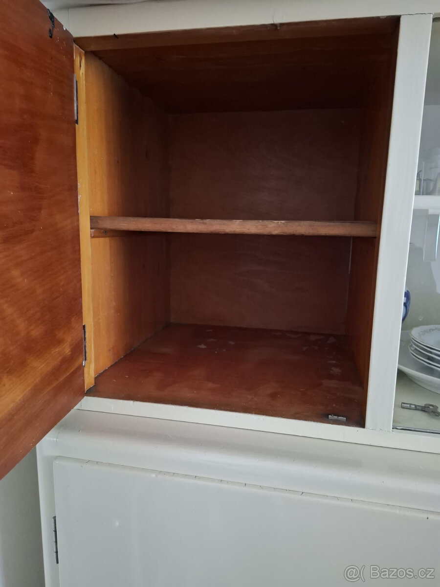 Starý historický dřevěný kredenc - 5