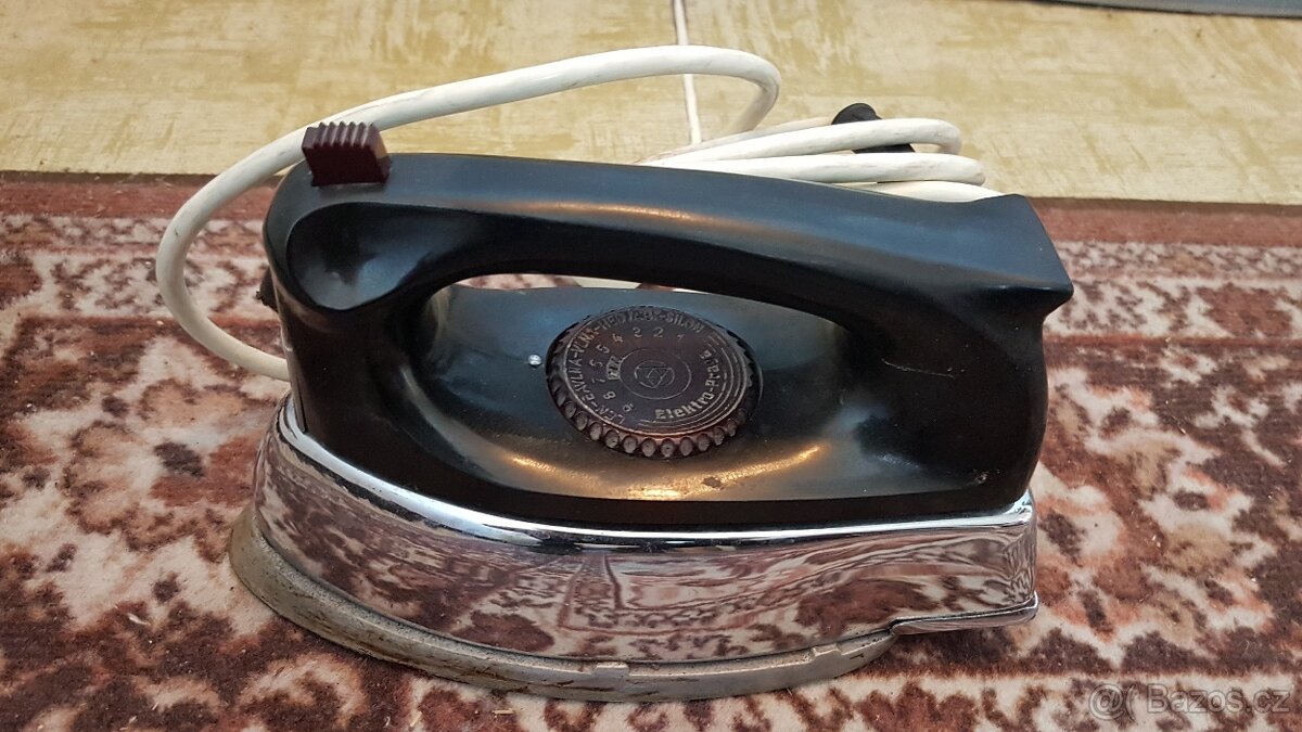 Historická retro žehlička, i jako dekorace - 5