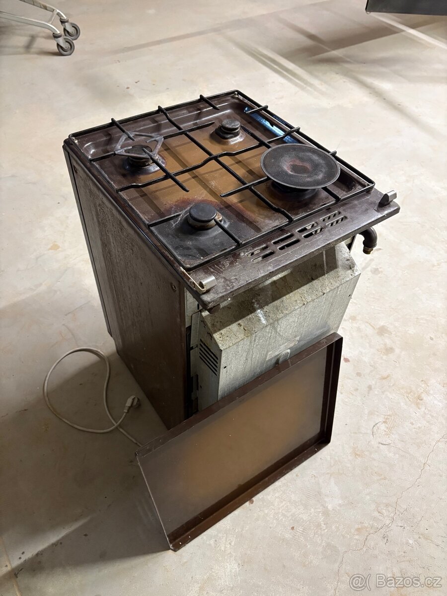 Stará trouba na elektřinu a sporák na plyn - 5