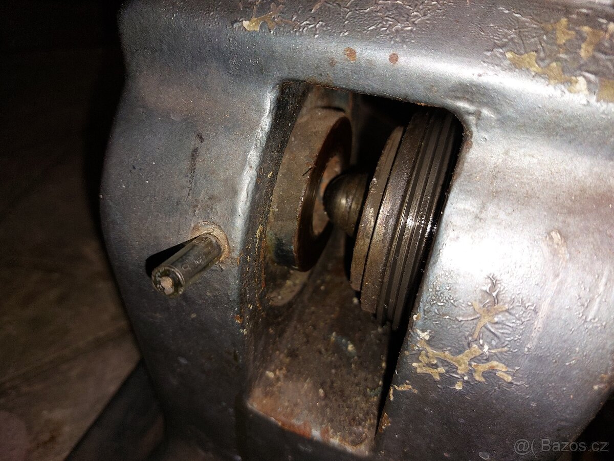 Starý lis, stroj A.M.Erichsen na zkoušení barev. - 5