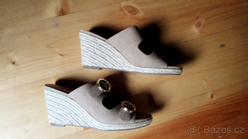 Nové pantofle s visačkou. - 5