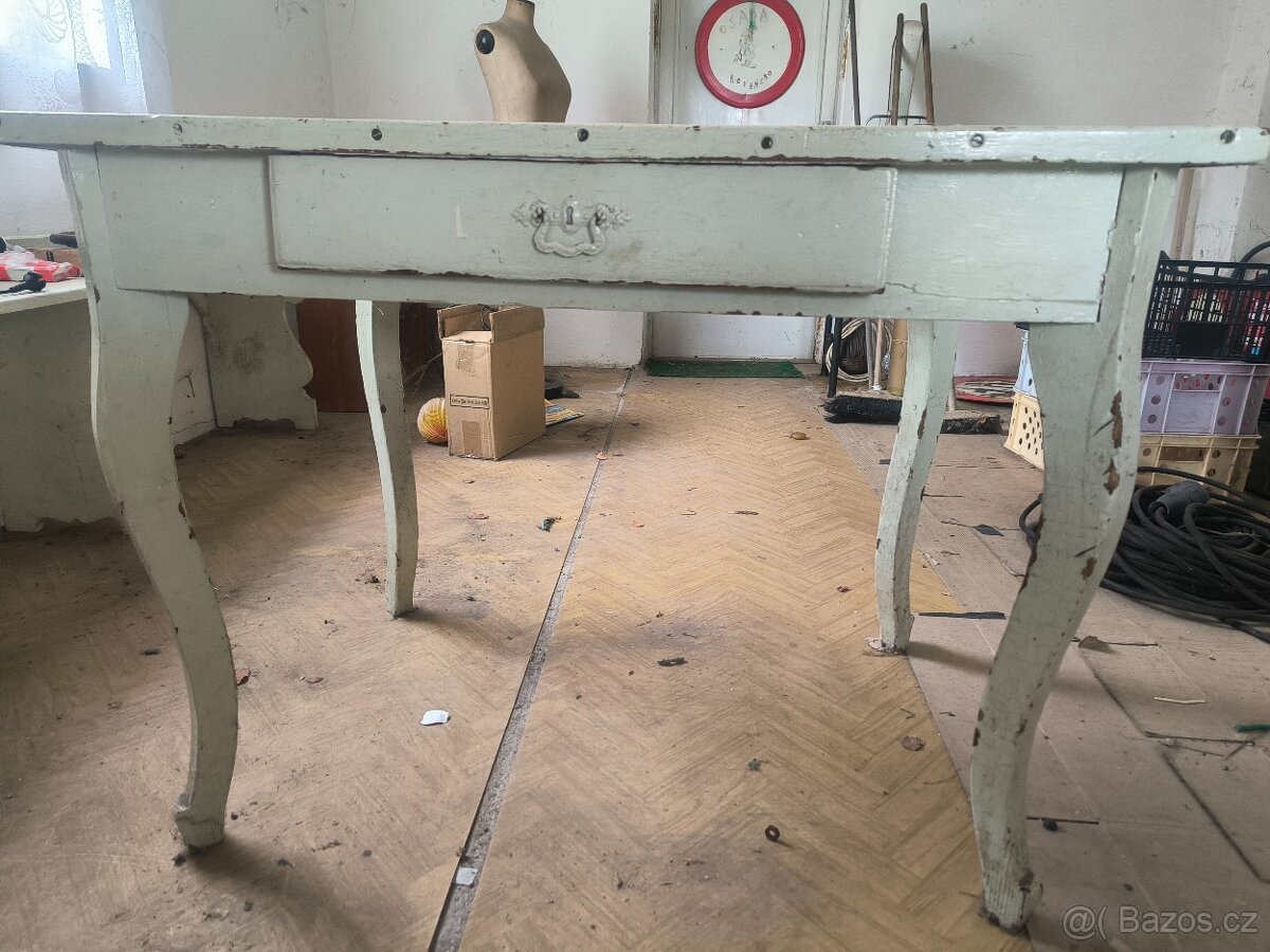 Bílý dřevěný stůl - 5