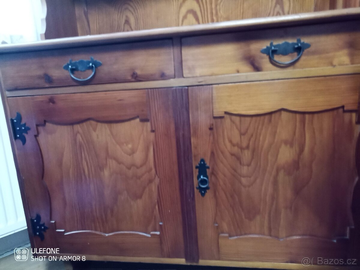Nízká jídelní skříň - 5