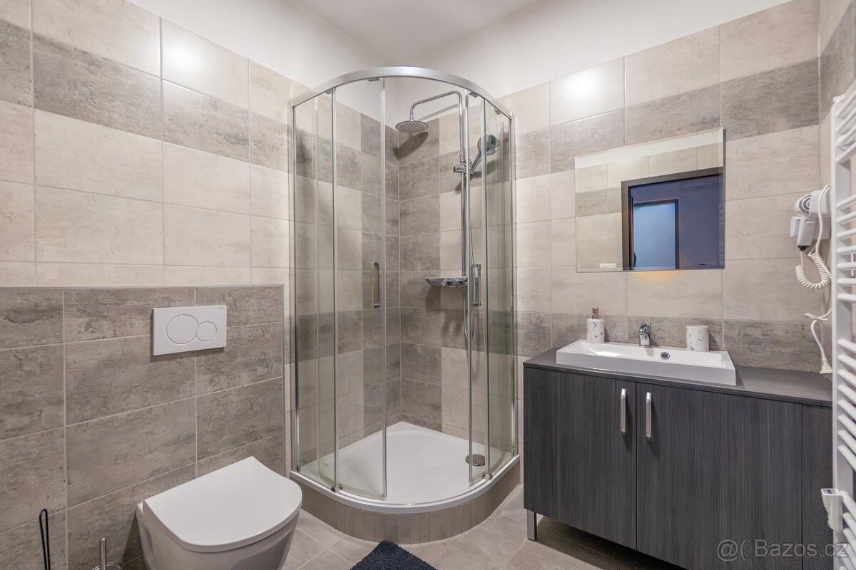 Pronájem nově zrekonstruovaného bytu 1kk v rezidenční vile s - 5