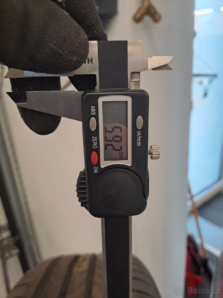 SLEVA Letní pneu Continental 215/65 R17 DOT23 - 6 mm - 5