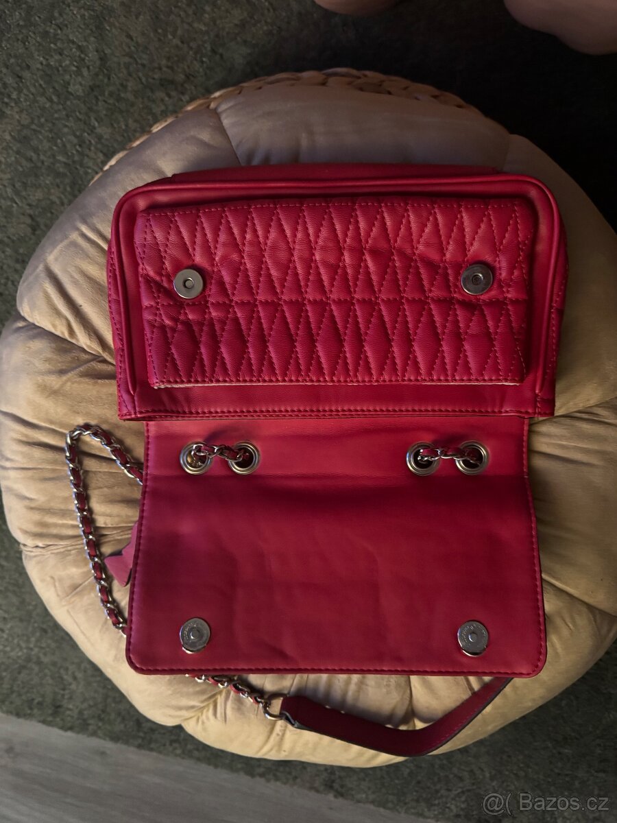 Krásná červená kabelka guess - 5