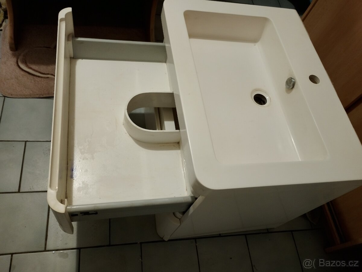 umyvadlo se skříňkama - 5