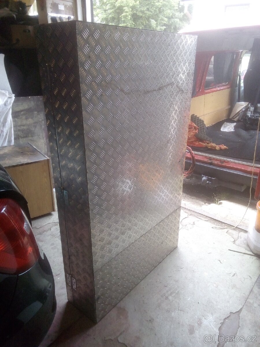 BOX ALU STŘEŠNÍ NA TERÉNNÍ VŮZ S SOLÁRNÍM PANELEM 220W