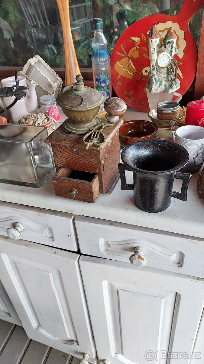 Dřevěné police,stoličky - 5