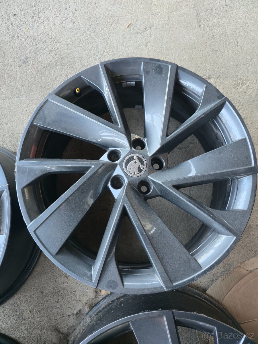Prodám kola 5x112 R20 s pneu 235/45/20 - 5