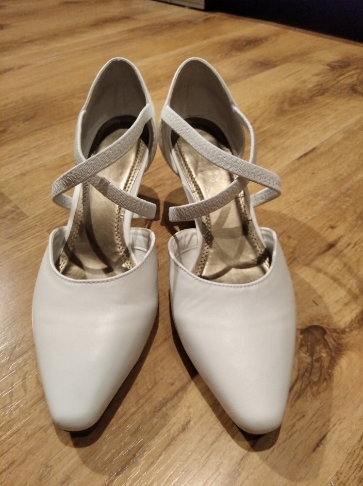 Slušivé bílé lodičky, vel.38 - 5