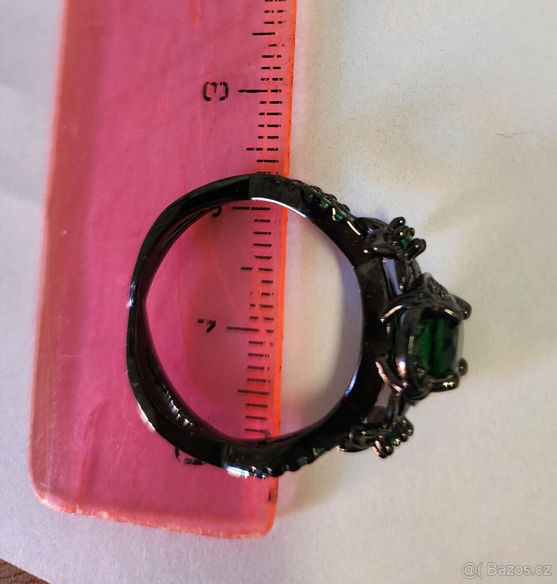 Nový černý prsten se zelenými kamínky - 5